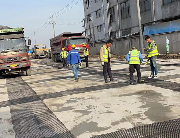 利津老材料的新故事：玻璃纤维土工格栅如何在‘白改黑’浪潮中重获新生？